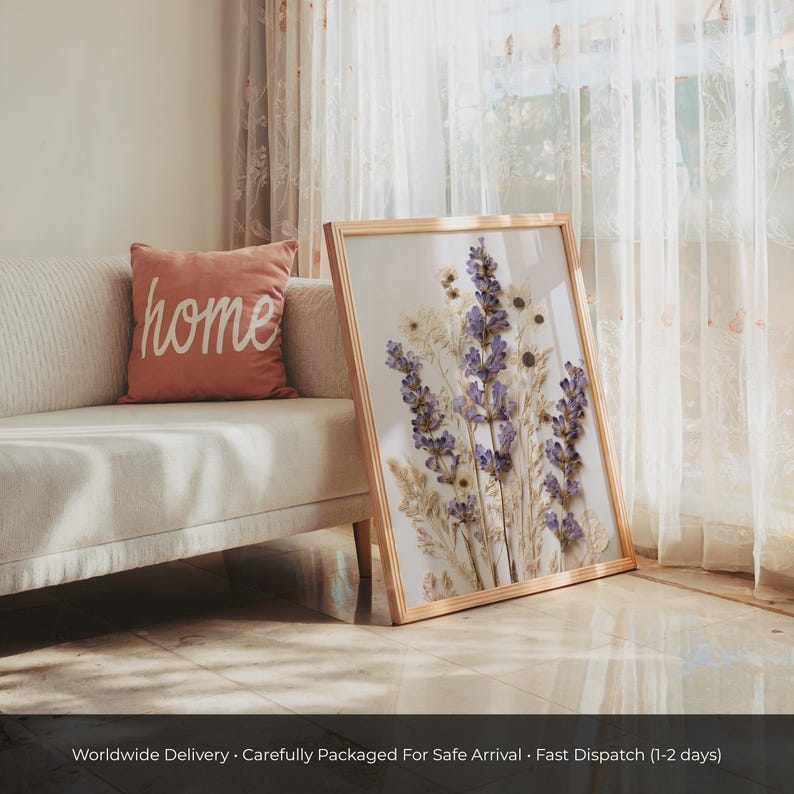 Kunstdruck mit gepresstem Lavendel, Wanddekoration mit lila Wildblumen, Poster mit getrockneten Wiesenblumen, Schlafzimmerdekoration im ländlichen Provence-Stil