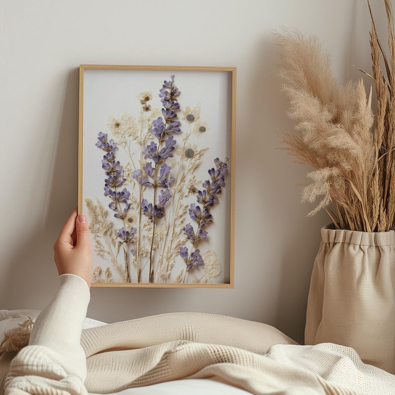 Kunstdruck mit gepresstem Lavendel, Wanddekoration mit lila Wildblumen, Poster mit getrockneten Wiesenblumen, Schlafzimmerdekoration im ländlichen Provence-Stil