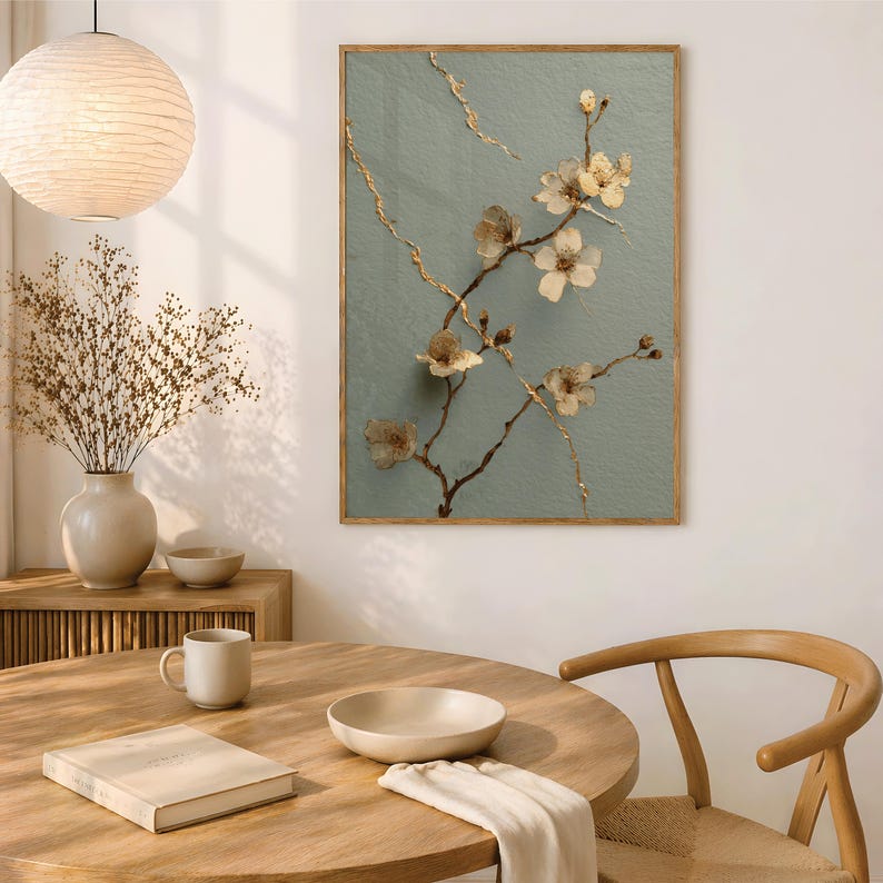 Kintsugi-Pflaumenblüten-Druck | Wandbild mit blauen Salbeizweigen und goldenen Details