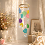 Windspiele aus Schmetterlingen und Muscheln, im Bohème-Stil