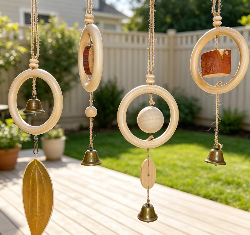 Naturholz Windspiel, minimalistische Zen Hängeglocke, Boho Wohnzimmer Deko, Blattform oder Glockenform, 12 cm Holzring