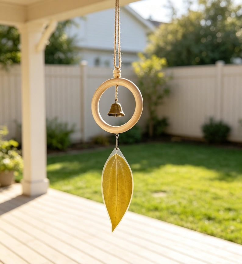 Naturholz Windspiel, minimalistische Zen Hängeglocke, Boho Wohnzimmer Deko, Blattform oder Glockenform, 12 cm Holzring