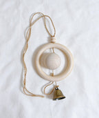 Naturholz Windspiel, minimalistische Zen Hängeglocke, Boho Wohnzimmer Deko, Blattform oder Glockenform, 12 cm Holzring