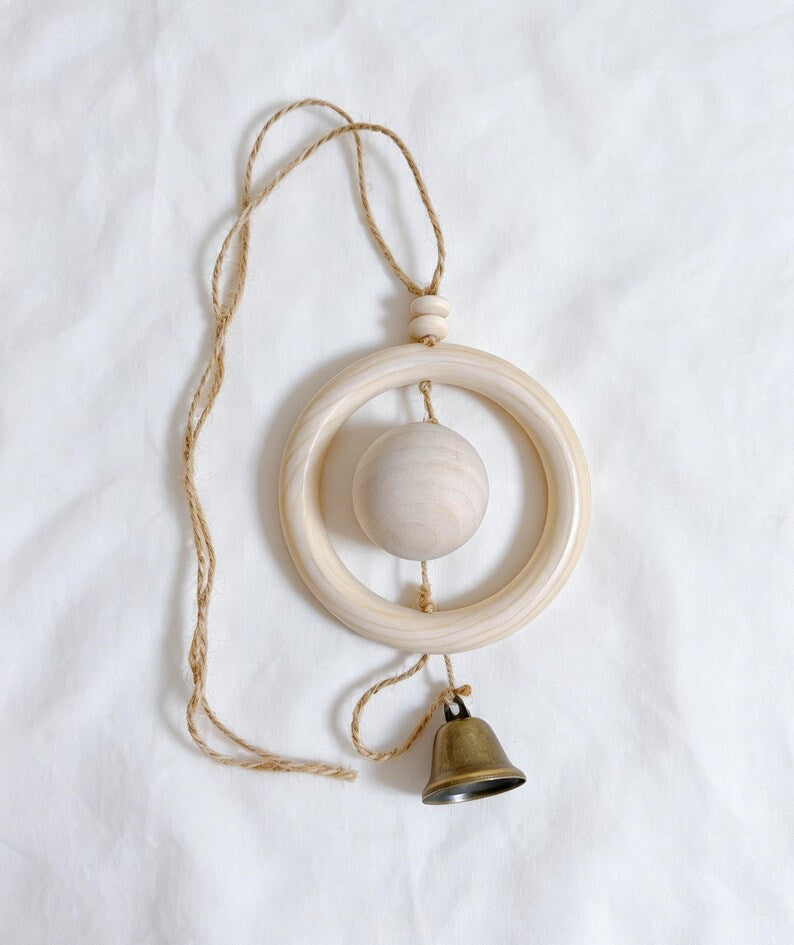 Naturholz Windspiel, minimalistische Zen Hängeglocke, Boho Wohnzimmer Deko, Blattform oder Glockenform, 12 cm Holzring