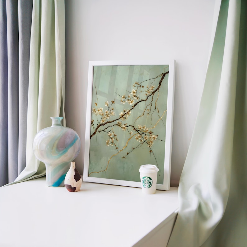 Kintsugi-Kunstdruck mit Pflaumenblüten | Grüne Salbeizweige und goldene, geplatzte Pflaumenblüten: Eine Wanddekoration für den Frühlingsgarten
