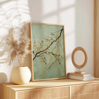 Kintsugi-Kunstdruck mit Pflaumenblüten | Grüne Salbeizweige und goldene, geplatzte Pflaumenblüten: Eine Wanddekoration für den Frühlingsgarten