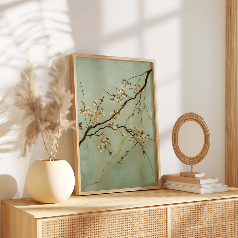 Kintsugi-Kunstdruck mit Pflaumenblüten | Grüne Salbeizweige und goldene, geplatzte Pflaumenblüten: Eine Wanddekoration für den Frühlingsgarten