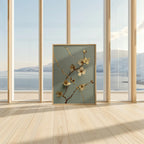 Kintsugi-Pflaumenblüten-Druck | Wandbild mit blauen Salbeizweigen und goldenen Details