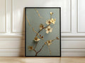 Kintsugi-Pflaumenblüten-Druck | Wandbild mit blauen Salbeizweigen und goldenen Details