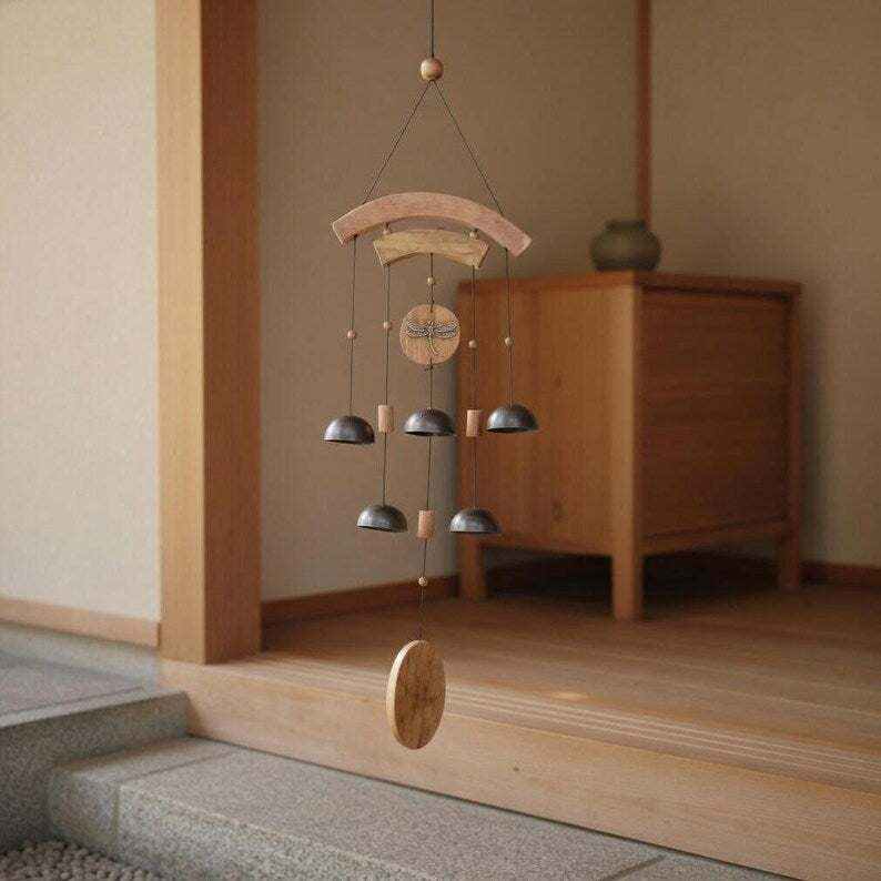 Handgefertigte Windspiele aus Holz mit Glöckchen, perfekt für die Gartendekoration im Freien